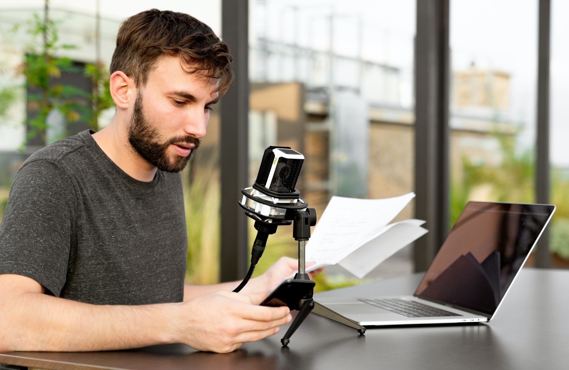 15 Best Audio Bloggers You Need to Follow in 2022
